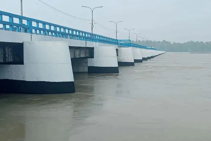 হুহু করে বাড়ছে তিস্তার পানি, বিপৎসীমার দ্বারপ্রান্তে নদী: খুলে দেওয়া হয়েছে ৪৪ জলকপাট, বন্যার শঙ্কায় পাঁচ জেলা